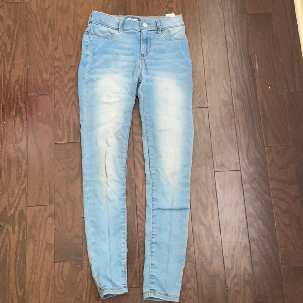 A pair of skinny jeans